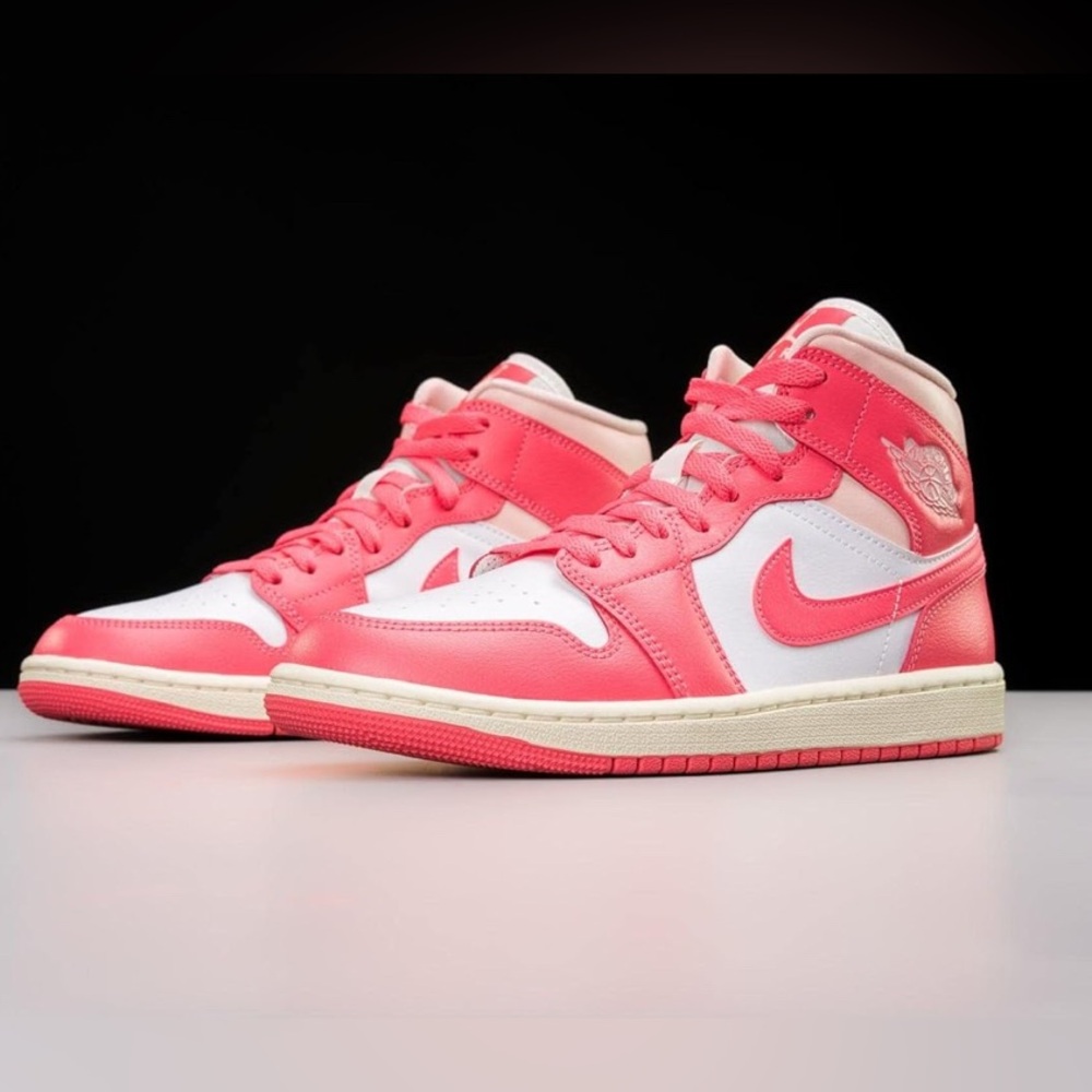 Women’s NIKE Air Jordan 1 Mid